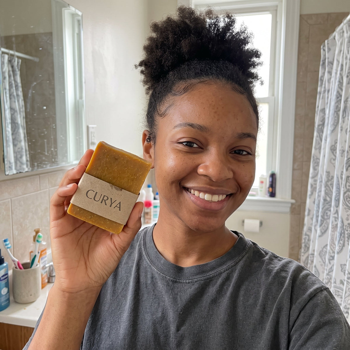Femme tenant le savon